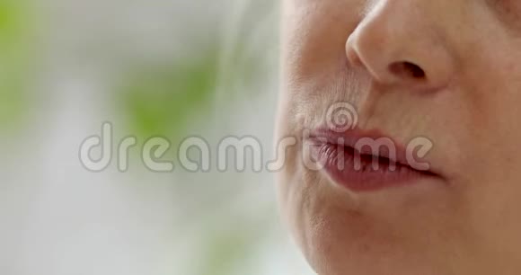 匿名女士的口鼻视频的预览图