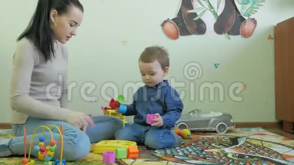 一个孩子在地板上玩妈妈的玩具视频的预览图