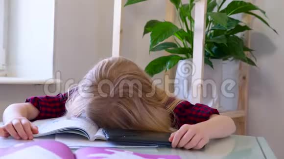 远程学习在线教育可怜无聊的女学生在家学习女孩把头靠在桌子上视频的预览图