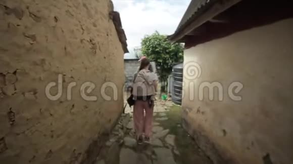 尼泊尔加德满都2019年11月19日高加索游客背包徒步旅行者穿越尼泊尔尼泊尔村视频的预览图