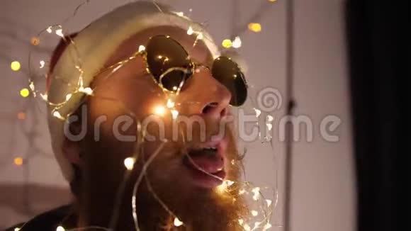 戴眼镜和花环的圣诞老人在玩他的舌头视频的预览图