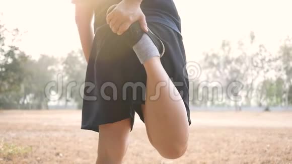亚洲年轻女子在公园慢跑前伸展腿以保持身体健康保健概念视频的预览图