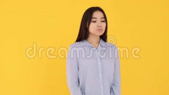 不高兴的悲伤女孩在黄色背景下思考亚洲女人认为视频的预览图