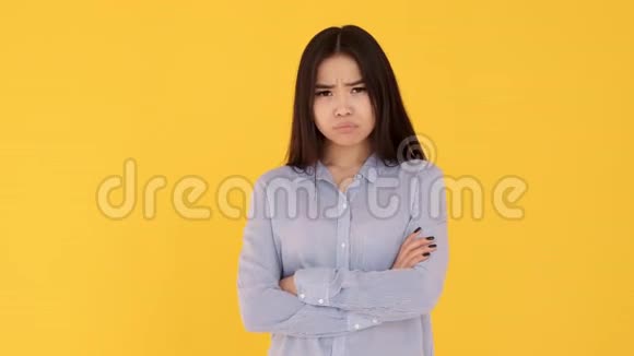 女孩亚洲黄色背景不满的情绪心情不好的女人视频的预览图