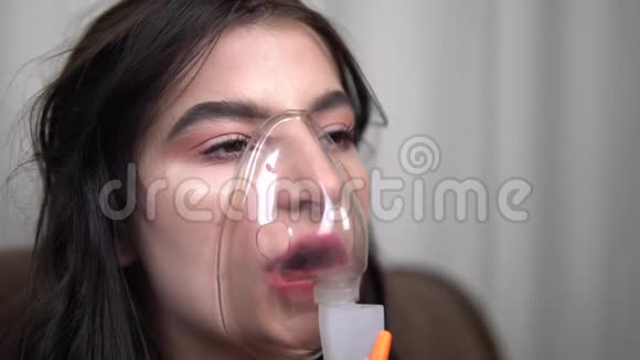 女性使用雾化吸入治疗疾病哮喘冠状病毒慢动作视频的预览图