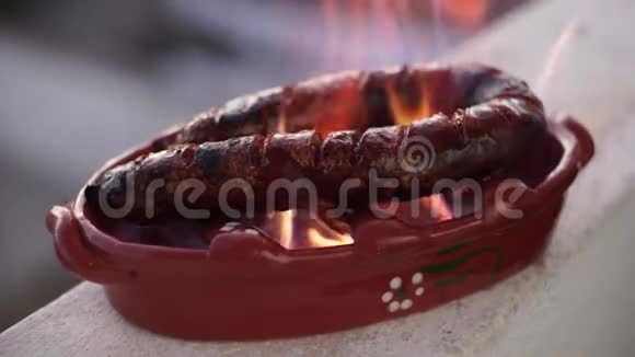 葡萄牙用特制的带酒精的陶罐制成的烤肠视频的预览图