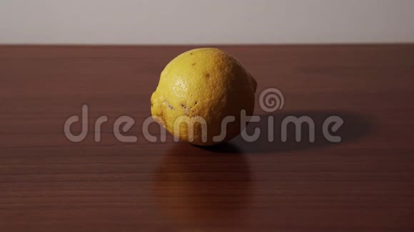 柠檬在停止运动中以两种方式破裂视频的预览图
