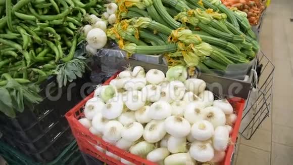 农民各种有机蔬菜的食品市场摊位视频的预览图