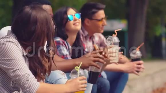 快乐的男女大学生喝新鲜果汁微笑视频的预览图