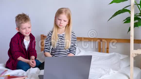 远程学习在线教育在家学习的男生和女生带着数码平板笔记本电脑做着视频的预览图