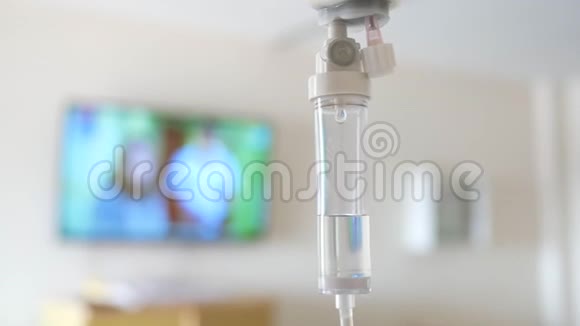 医院模糊豪华vip房背景下患者和输液泵生理盐水点滴特写视频的预览图