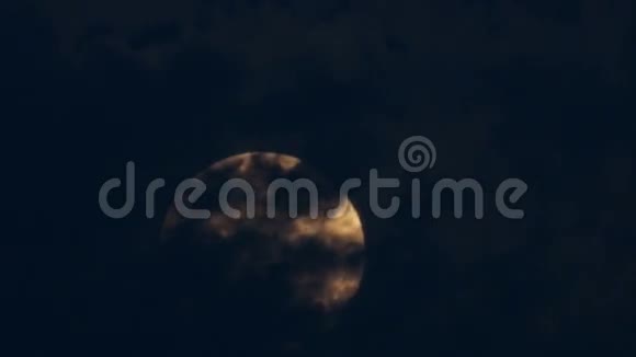 橙色超级月亮在一个多云的夜晚视频的预览图