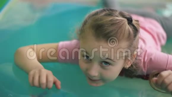 坐在游泳池里的女孩视频的预览图