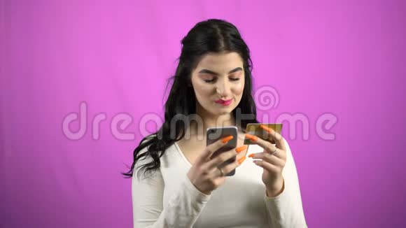 用信用卡和智能手机在线购物的快乐女孩视频的预览图