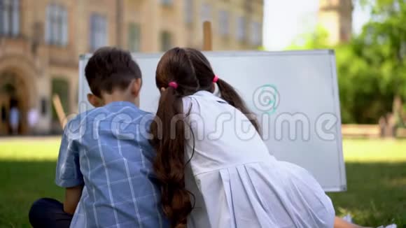 孩子们在户外玩数学视频的预览图