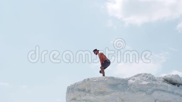 无衫男运动员用水壶铃做运动视频的预览图