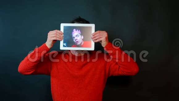 在平板屏幕上摄影师在相机上拍照视频的预览图