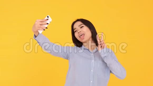 黄色背景的年轻女孩自拍哈明和克劳宁视频的预览图