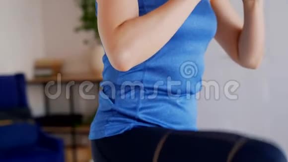 穿着运动服的女孩用自己的体重在一条腿上进行罗马尼亚式举重视频的预览图