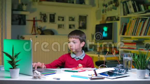 一个男孩坐在办公室的桌子旁吃面包做作业视频的预览图