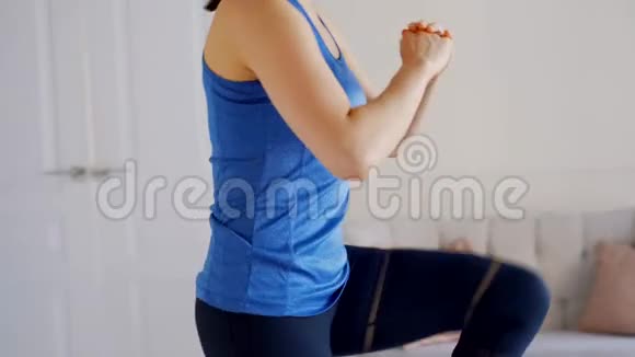 穿着运动服的女孩用自己的体重在一条腿上进行罗马尼亚式举重视频的预览图