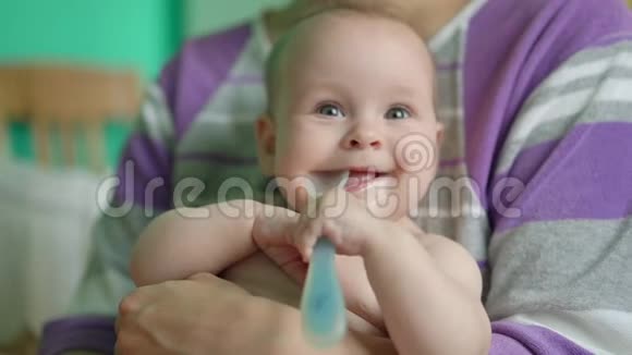 可爱的婴儿嘴里有勺子视频的预览图