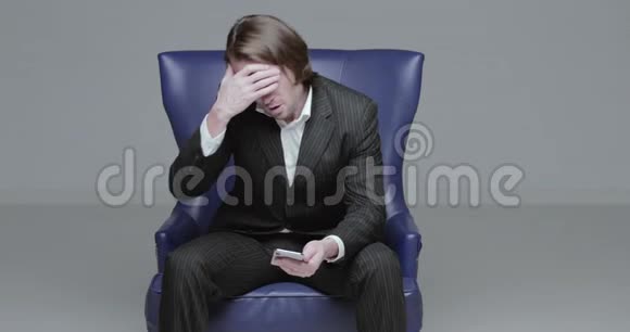 这位穿着黑色西装的英俊青年坐在椅子上他兴奋地说股市游戏汇率下跌野蛮人视频的预览图