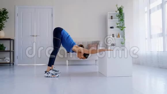 有魅力的女孩在紧张的锻炼后做伸展运动视频的预览图