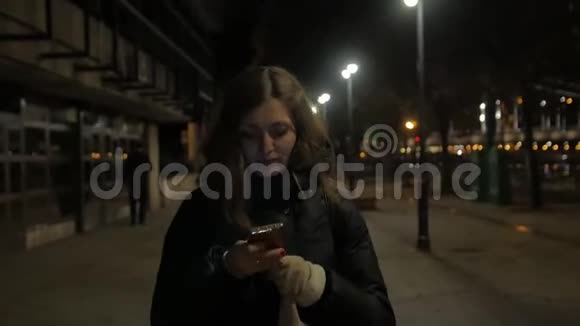 带电话的女孩走夜城视频的预览图