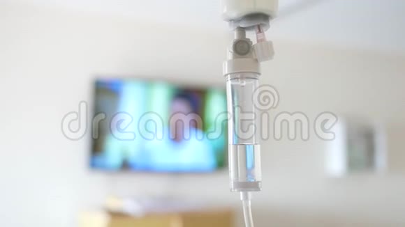 医院模糊豪华vip房背景下患者和输液泵生理盐水点滴特写视频的预览图