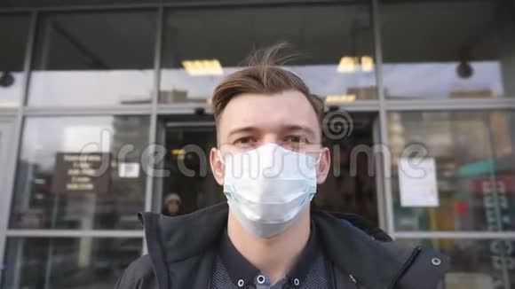 带医用面罩的年轻人的肖像立在户外戴防病毒防护面罩的人的时间间隔视频的预览图