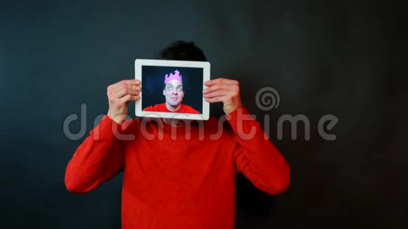 一个人手里拿着一块平板电脑做舞蹈动作视频的预览图