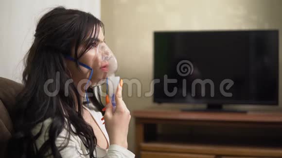 医院雾化器在沙发上的女性面部吸入面罩视频的预览图