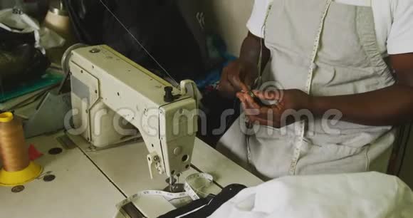 准备缝纫线的非洲男人视频的预览图