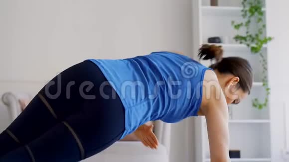 女孩做侧木板与身体旋转视频的预览图
