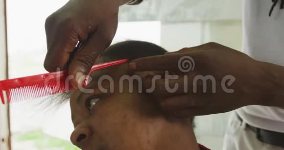 非洲男人把非洲女人的头发分开视频的预览图