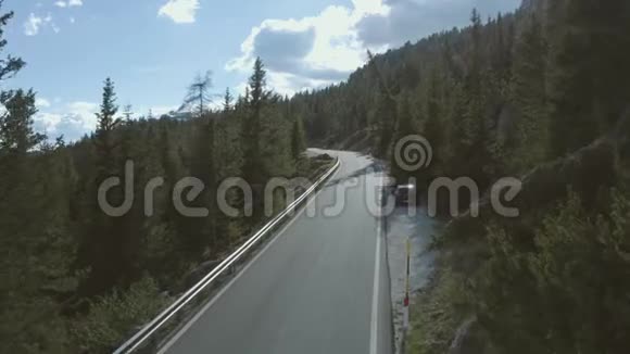 在山上开车视频的预览图
