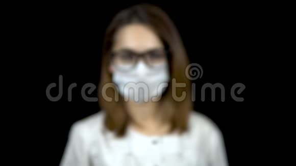 精子在一个测试库的特写女医生拿着一罐精子对着黑色背景的摄像机视频的预览图