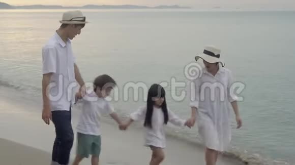 快乐的亚洲家庭散步放松在海滩度假父母和孩子快乐休闲视频的预览图