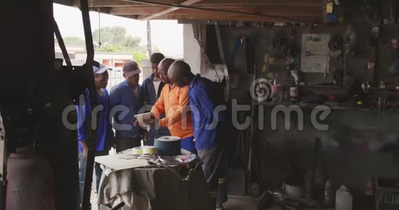 非洲男人谈论要做的工作视频的预览图