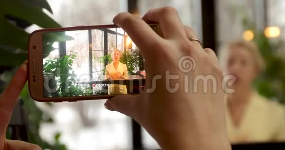 匿名妇女在智能手机上拍照视频的预览图