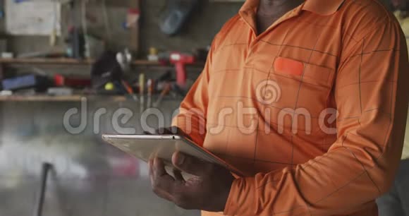 在工作的时候看到触摸板的非洲男人视频的预览图