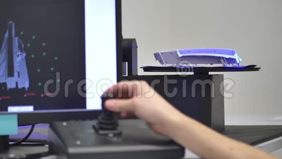 专业工程师在现代三维扫描仪上扫描工业工件将三维CAD模型导入计算机视频的预览图