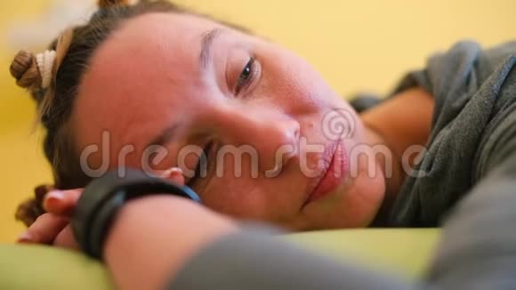 女人的脸躺在床上特写视频的预览图