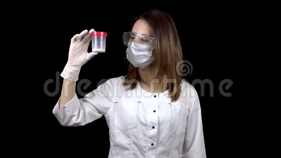 年轻女子医生检查精子测试女人检查测试罐然后显示拇指向下阴性精子分析视频的预览图
