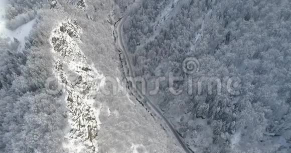 冬季山景的鸟瞰森林中的道路和云海视频的预览图