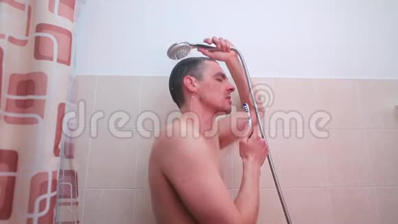 站在淋浴间的醉汉在牙刷上唱着歌视频的预览图