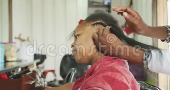 非洲男人添加头发扩展视频的预览图