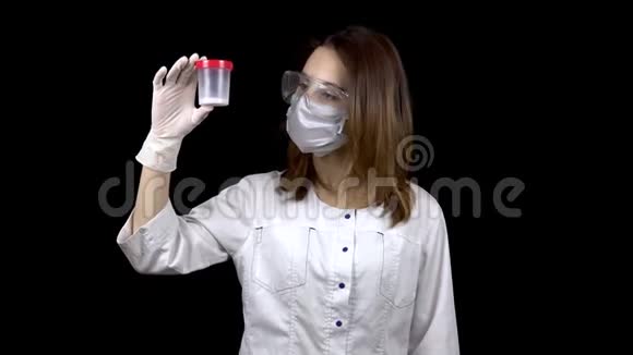 年轻女子医生检查精子测试女人检查一个测试罐然后显示拇指向上精液分析呈阳性在一个视频的预览图