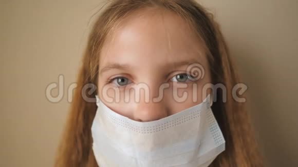 自我隔离期间戴医用面罩的小女孩的肖像伤心的女孩子戴上防毒面具视频的预览图